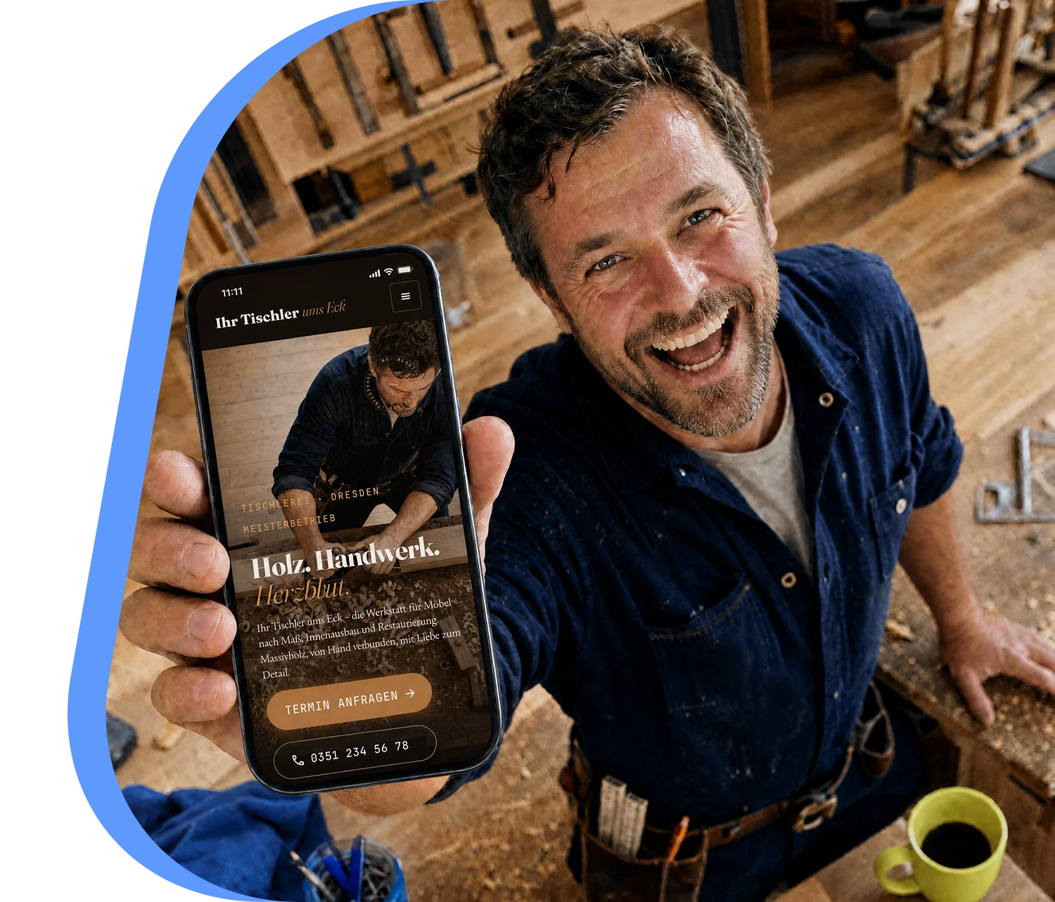 Handwerker präsentiert seine fertige Website auf dem Smartphone